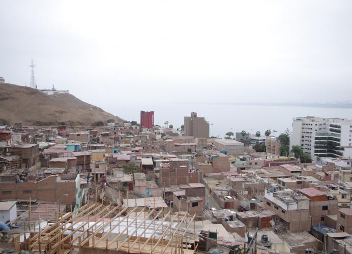 Alto Peru liegt im Bezirk Chorrillos am Fuße des Morro Solar im Süden Limas. Es ist von historischer und informeller Bausubstanz geprägt. Im Fall des Viertels Alto Peru trifft die formal geplante Stadt auf die informelle Siedlung, was viele soziale Konflikte in der Nachbarschaft hervorruft. <i>Foto: IRGE / Universität Stuttgart</i>