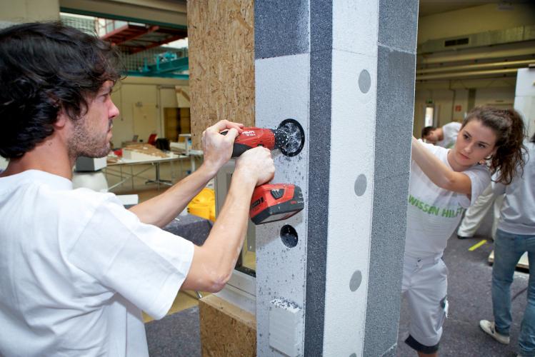 Hand anlegen bei der Installation eines Wärmedämm-Verbundsystems auf der Green.Building.Solutions. <i>Foto: Sto-Stiftung /Christoph Große</i>