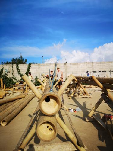 Im Sommer 2019 bauten Studierende der Universität der Künste Berlin (UDK) gemeinsam mit Einheimischen des Dorfes Kakchiquel in Guatemala ein Dach aus Bambus für die dauerhafte Überdachung eines Schulhofes. <i>Foto: UDK Berlin</i><br>