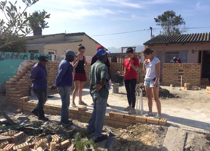In einem südafrikanischen Township nahe Kapstadt haben Studentinnen der Universität Stuttgart in einer Summerschool zusammen mit Einheimischen den Neubau des „Lekkerbekies“ Kindergartens realisiert. Gefördert wurde das Projekt von der Sto-Stiftung. <i>Foto: Sto-Stiftung / Tamara Speil</i>