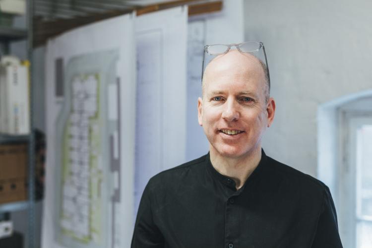 Prof. Ralf Pasel, Stiftungsrat Architektur der gemeinnützigen Sto-Stiftung, sieht DesignBuild ganzheitlich. Der mit 250.000 Euro dotierte Wettbewerb fördert in den Kategorien „DesignBuild Project“, „DesignBuild Reflect“ und „DesignBuild Research“. <i>Foto: Sto-Stiftung / Christoph Große </i><br>