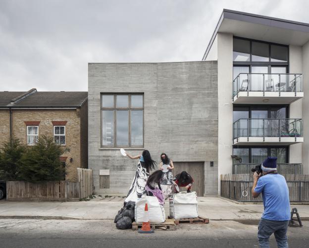 Mit dem Studio für den Fotografen Juergen Teller in London sind 6a architects für den RIBA Stirling Prize 2017 nominiert. Tom Emerson eröffnet am 8. November die 12. Stuttgarter November Reihe. <i>Foto: Sto-Stiftung / Johan Dehlin</i>