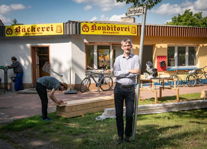 Bürgermeister Frank Schütz (CDU) setzt darauf, dass das Projekt auch längerfristig im Dorf Unterstützer findet. <i>Foto: Sto-Stiftung / Claudius Pflug</i>