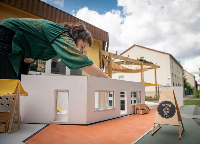 Anschaulich: Architektur-Studenten der TU Darmstadt zeigen am Beispiel eines Models wie der „Dorfladen+“ final aussehen wird. <i>Foto: Sto-Stiftung / Claudius Pflug</i>