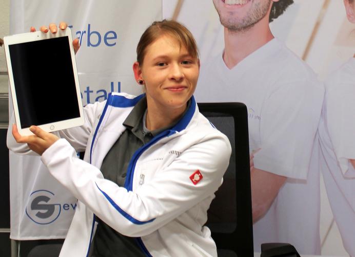 Mariana Schütterle gewann im neuen Bestenwettbewerb der Sto-Stiftung für Stuckateurazubis ein iPad für hervorragende Ergebnisse in der Gesellenprüfung. <i>Foto: Sto-Stiftung / Rudolf Becker</i>