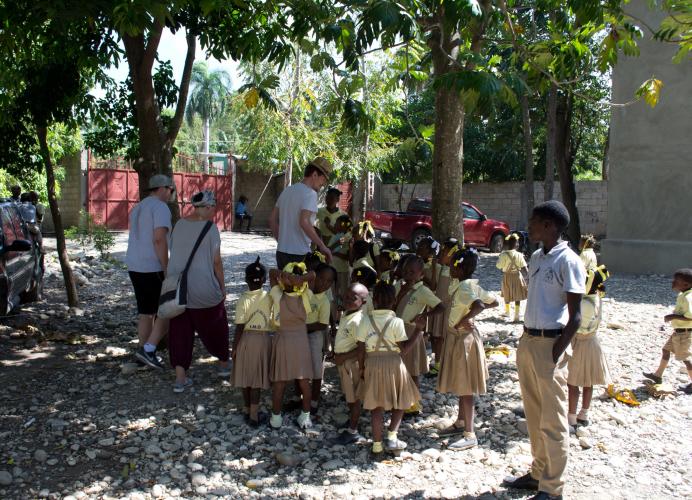 In Karibikstaat Haiti wurde im Rahmen einer Summerschool von Studierenden der Hochschule Anhalt der Bau einer Krankenstation mit temporären Unterkünften realisiert. <i>Foto: Sto-Stiftung / Hochschule Anhalt</i>