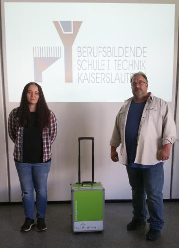 Sarah Clemens (l.) und der Betriebsinhaber Michael Kappa (r.) aus Kindsbach<i>. Foto: BBS I Technik Kaiserslautern</i>