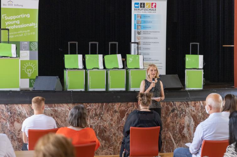 Die Landesbeauftragte Österreich der Sto-Stiftung Claudia Pritz moderierte die feierliche Übergabe der grünen Malerkoffer. <i>Foto: Sto-Stiftung</i>