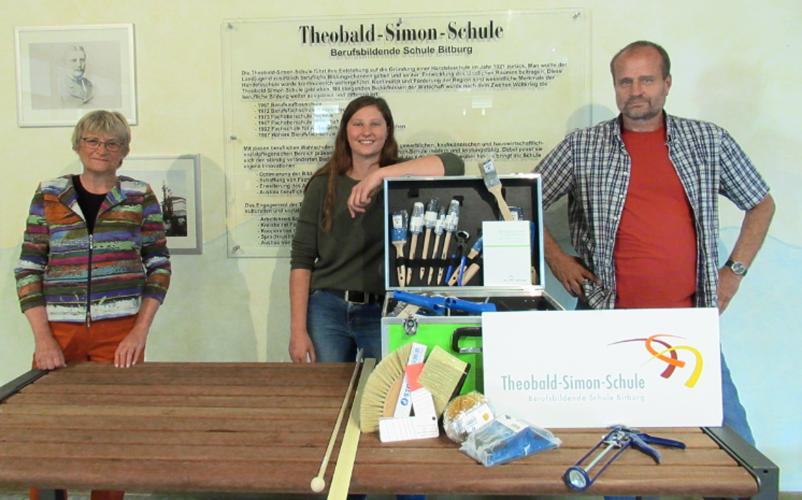 Auszubildende Simone Klein (Mitte) freut sich mit ihren Fachlehrern Martina Kipper-Heine und Axel Conradt über den hochwertig ausgestatteten Werkzeugkoffer der Sto-Stiftung. <i>Foto: TSS Bitburg</i><br>