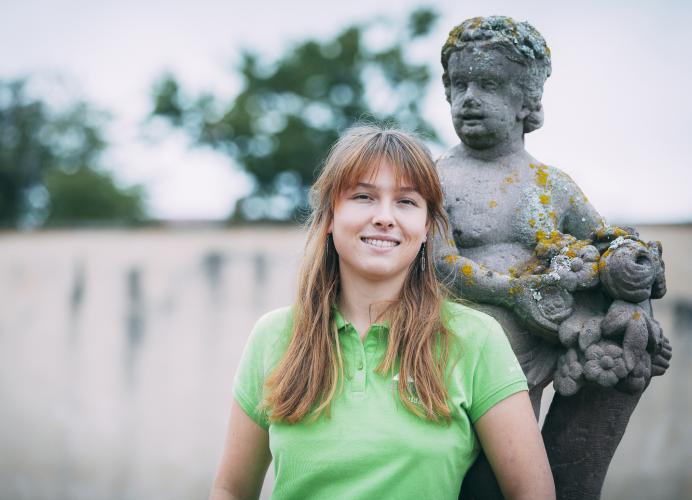 Sara Radke (22) ist Malerin und Lackiererin der Fachrichtung Kirchenmalerei und Denkmalpflege. Sie hat den Lehrgang sehr genossen und Freude daran, ihr bereits bekannte Techniken wie Graumalerei oder Marmorierung anwenden zu können. Darüber hinaus lernte sie weitere Techniken kennen. <i>Foto: Sto-Stiftung / Christoph Große</i>