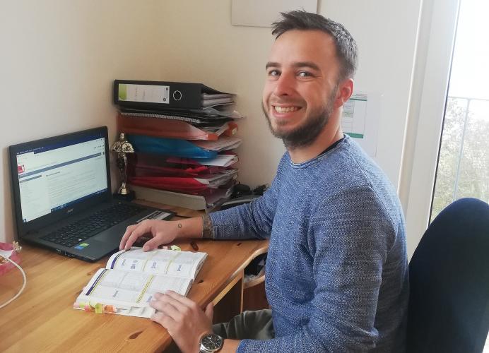 Marcel Demmelmaier (28) studiert seit wenigen Wochen Ingenieurpädagogik an der Hochschule in Landshut. Der gelernte Industrielackierer möchte nach dem Abschluss als Fachlehrer an einer Berufsschule arbeiten. Er ist Stipendiat der Sto-Stiftung und wird monatlich mit 500 Euro unterstützt. <i>Foto: privat</i>