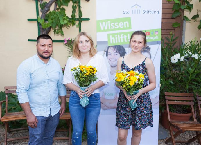 Hervorragende Ausbildungsleistungen lohnen sich. In Wien wurden die Preisträger des Bestenwettbewerbs 2019 Sarwari Mohammad Zaman, Margarte Dungl und Amabel Grübl ausgezeichnet. <i>Foto: Sto-Stiftung / Simon Jappel</i>