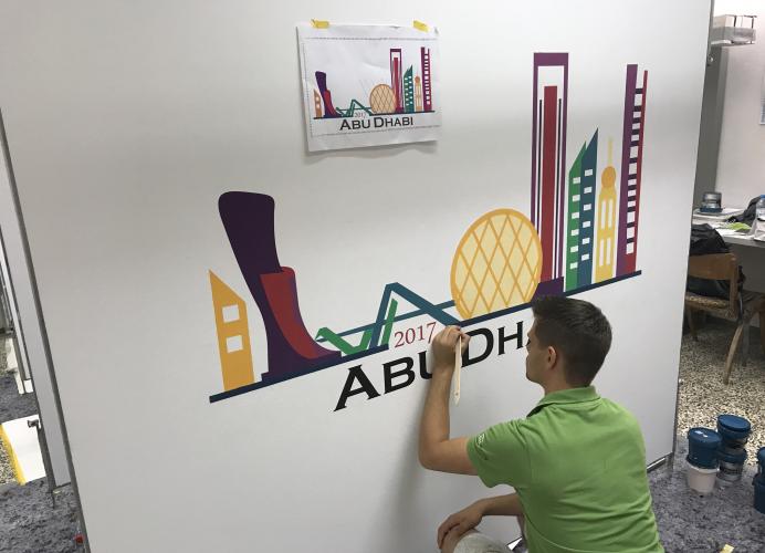Patrick Röder nimmt an den 44. Weltmeisterschaften der Berufe in Abu Dhabi teil. Er vertritt die deutschen Maler und trainiert fleißig fürs Treppchen. <i>Foto: Sto-Stiftung / Fachschule für Farbtechnik Fulda</i>