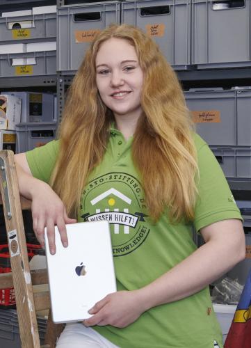 Teilnehmerin des Bestenwettbewerbs 2020 und glückliche iPad-Gewinnerin: Lina Lechner von der Berufsschule für Holz, Farbe und Textil Gsechs in Hamburg. <i>Foto: Sto-Stiftung</i>